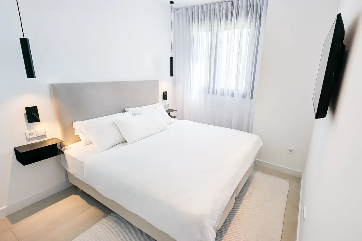 Schlafzimmer mit Doppelbett und Meerblick – Strandwohnung Torre del Mar