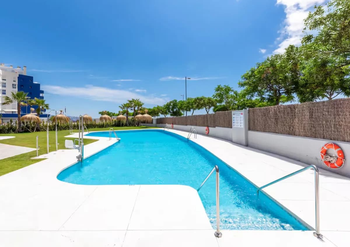 Offenes Wohnzimmer mit Meerblick und Smart-TV – Neubau-Ferienwohnung Torre del Mar