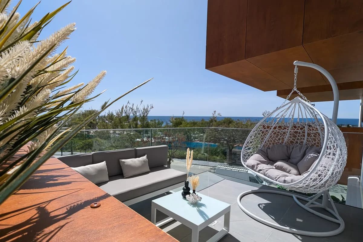 Pool mit Sonnenliegen und Kinderspielplatz – Ferienanlage Costa del Sol