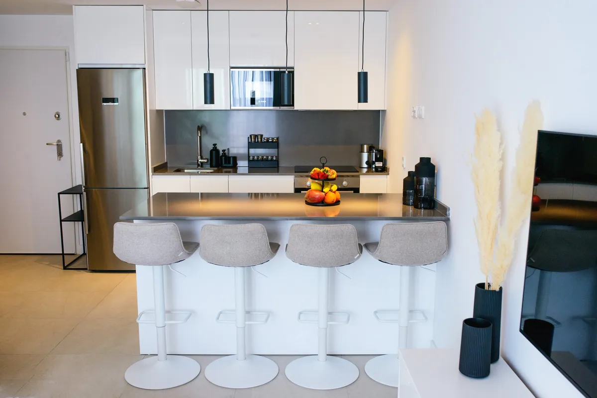 Sonnige Terrasse mit Meerblick und Loungemöbeln – Strandappartement Torre del Mar